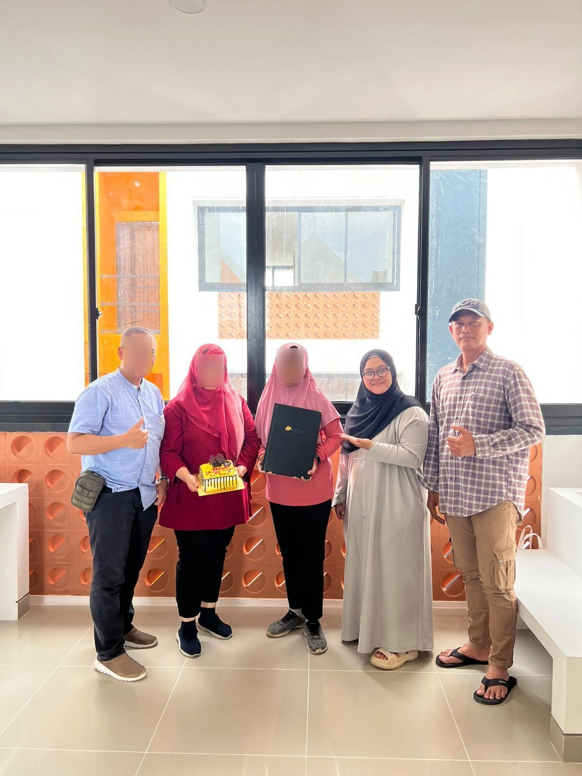 Investor Pegang Dokumen